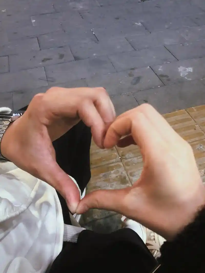 爱一个人就是要和她在一起拍很多的牵手照片