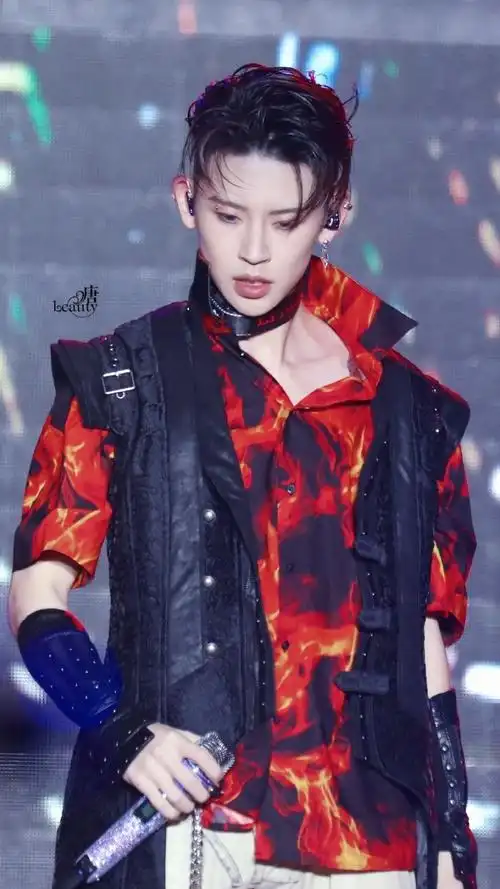 小鬼王琳凯音乐节#锁骨