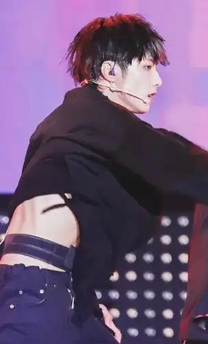 看到时代少年团刘耀文的腹肌和身材,你还能相信他才十五岁吗?