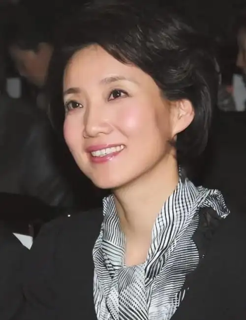 央视首席女主播新闻联播26年0失误今56岁无儿女陪伴