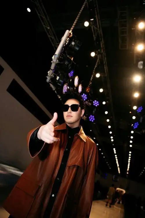 潘玮柏棕色皮衣亮相米兰时装周众人惊呼瘦超多