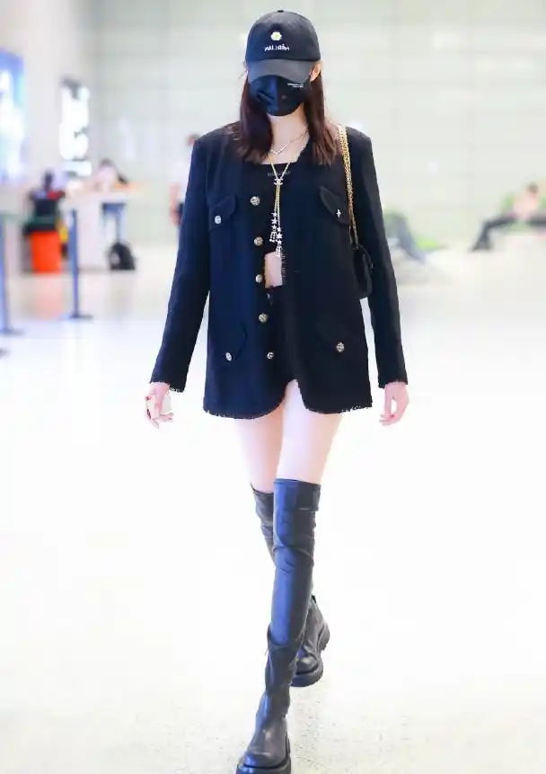 有种秀腿上瘾叫关晓彤为秀腿穿袜皮靴鹿晗也不管管她