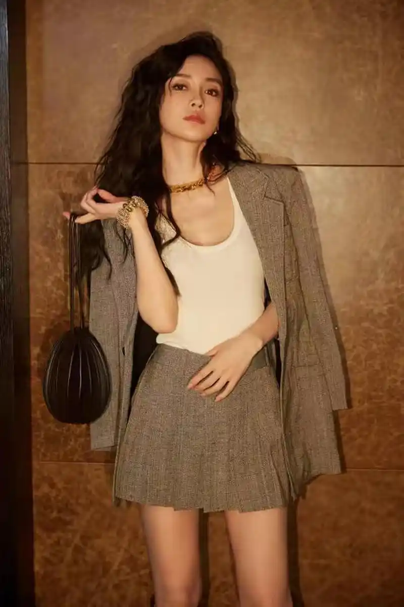 angelababy披西装外套优雅迷人,羊毛卷造型知性温柔,白色背心配短裙