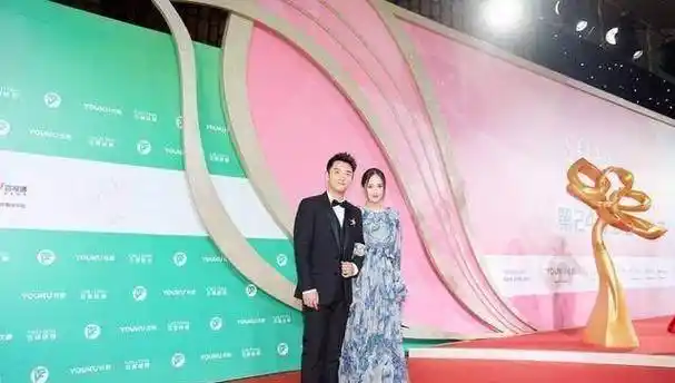 郑恺陈乔恩郎才女貌走红毯,完美搭配让人忽略一个尴尬的小细节_绅士_