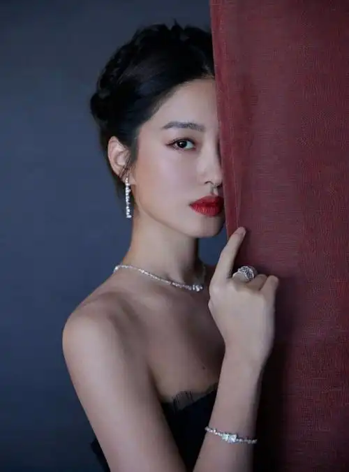 28岁杨采钰穿抹胸纱裙秀天鹅颈黑发红唇好优雅