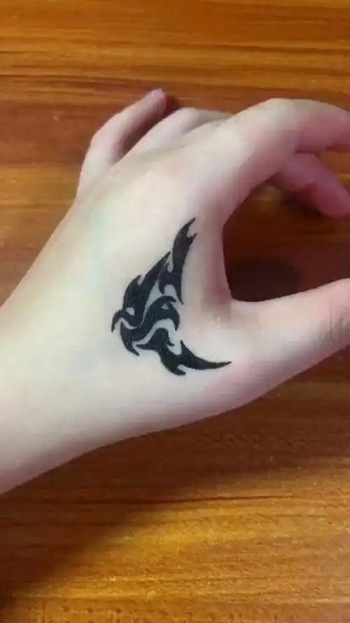 霸气虎口小纹身