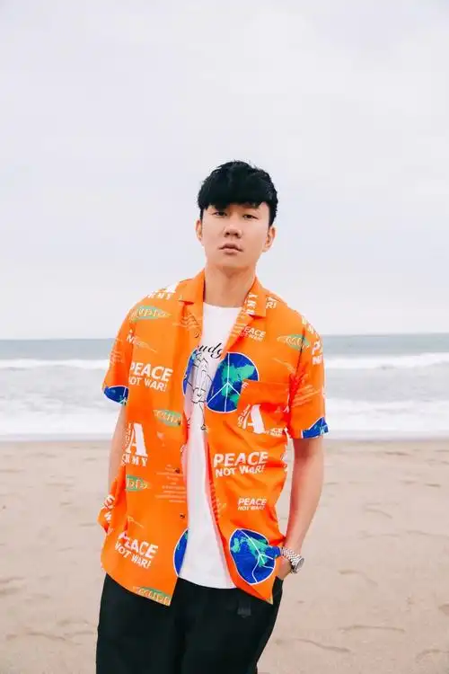 品牌最近释出了最新的季度 lookbook ,由林俊杰亲身演绎的造型特辑看