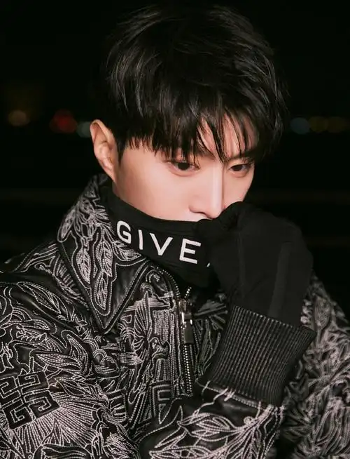 范丞丞夜晚氛围感随拍##范丞丞出道五周年夜晚氛围感大片