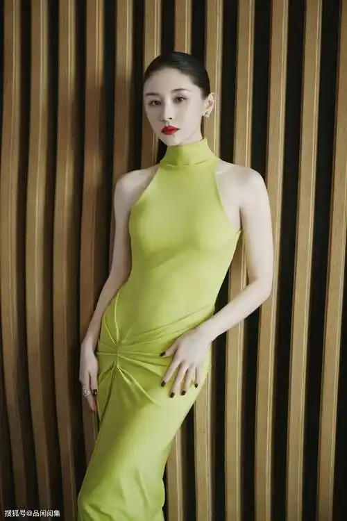 王子文柠檬黄露腰裙惊艳亮相电视剧盛典_造型_裙子_明星