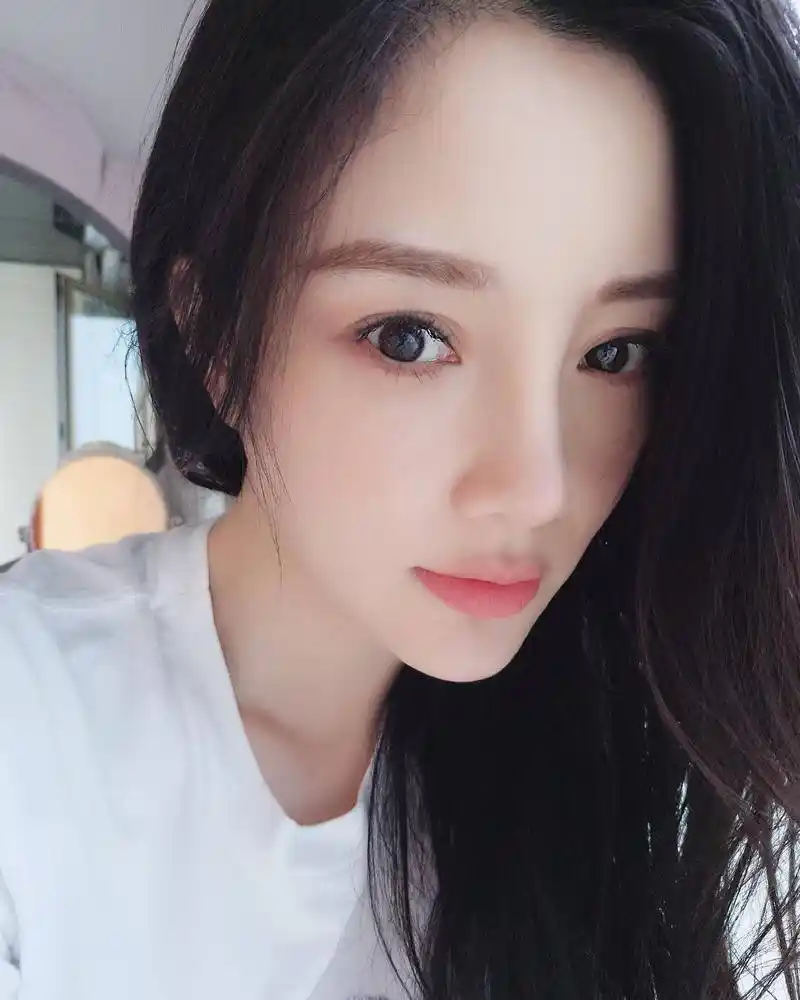 而这组照片中还有一张是李小璐的素颜照,并且李小璐还配文:在家的时候