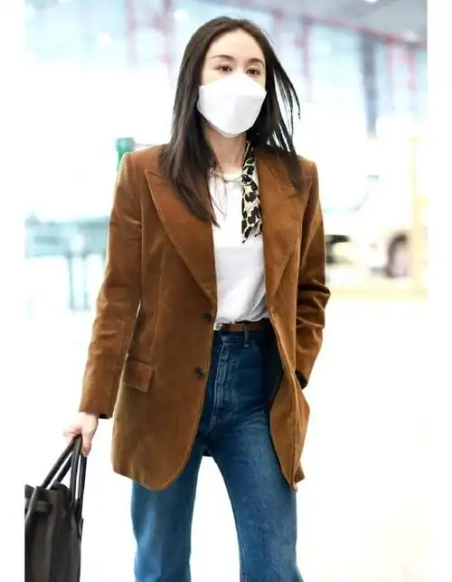 王子文引领时尚新潮流:西装搭配牛仔裤与齐肩发,既时髦又减龄!