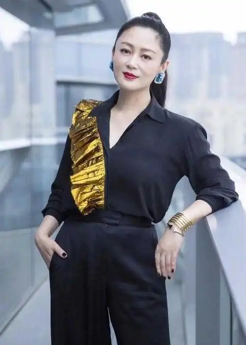 陈凯歌二婚妻子出镜!穿西装裙戴钻石贵气奢华,一看就像富家太太