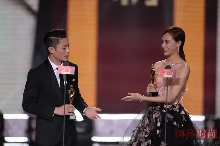 唐嫣和霍建华合影,霍建华这是比唐嫣还要矮的既视感啊!