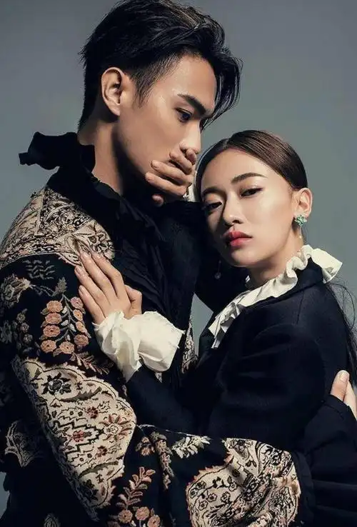 吴谨言许凯拍复古大片,亲密互动满眼温柔,傅樱cp太撩人!