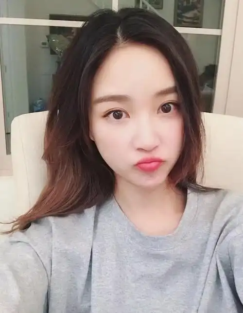 豆得儿(李慧玥)网红当时二人甚至彼此晒出戒指以示恩爱,可见还是有一