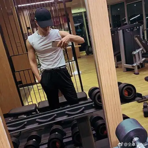 谁能想到这是仝卓呢