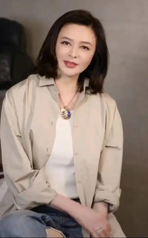 尴尬!关之琳晒近况容颜依旧美丽,却被眼尖网友发现裤链没拉好