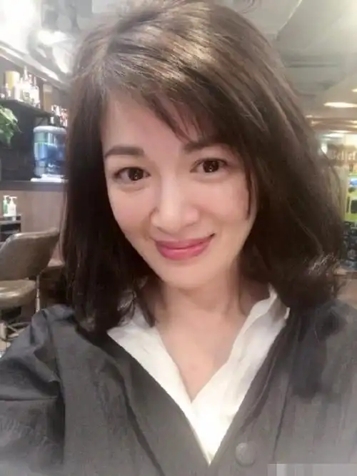 42岁陈少霞帮61岁富豪老公带孙子,还不忘助夫调理身体盼着生儿子