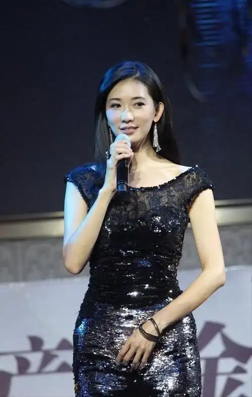 林志玲这衣服真挺有亮点的身子前面挡块蕾丝好身材没藏住