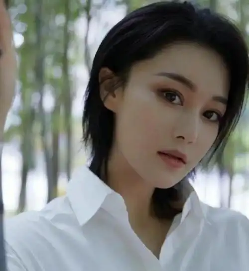 张馨予短发搭白衬衣又酷又飒