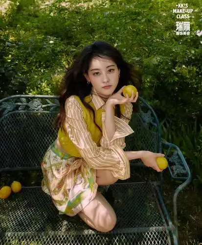 祝绪丹杂志美妆大片曝光 夏日林间漫步少女感十足