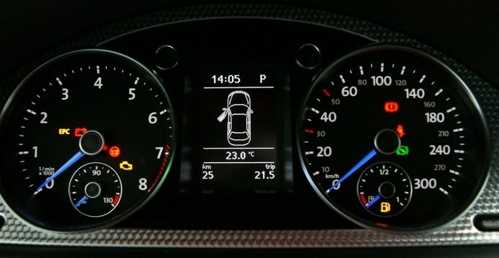 大众 r36仪表盘造型好看动感十足感觉很犀利,突显出了一些运动感,仪表