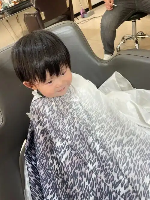 宝宝第二次理发剪了个锅盖头