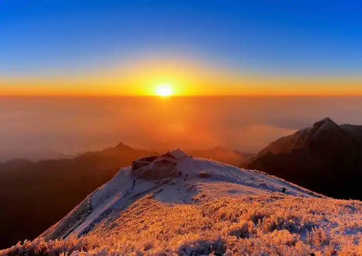 在山顶上看日出,元旦打卡云海日出02陪你来武功山看雪吧.