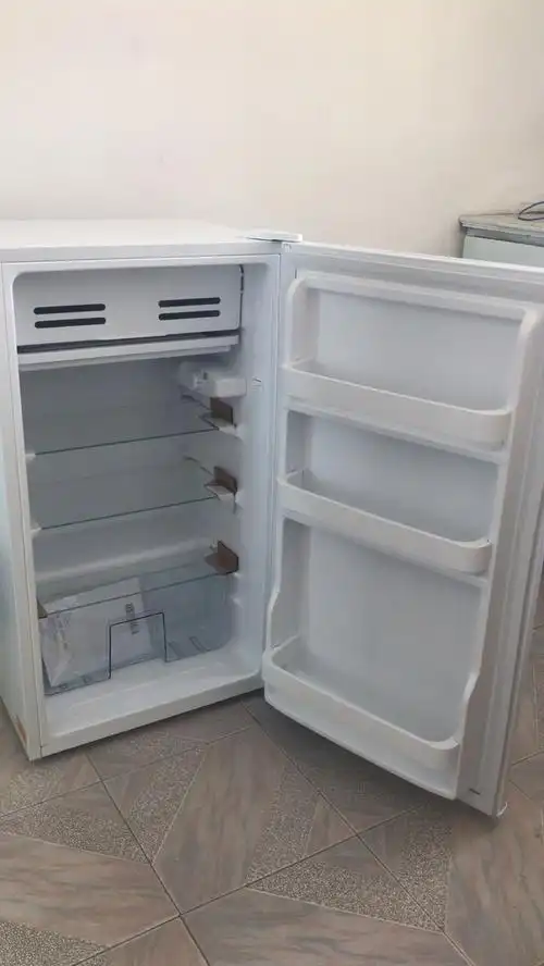 美的(midea)bc-93m 单门冰箱 93升迷你小冰箱直冷 家用冷藏保鲜节能