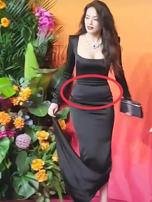 不过说实话,女性有小肚子是非常正常的,但女明星却经常靠p图来遮掩