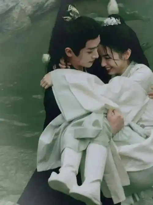 白敬亭拉金晨背锅?王一博看x病料?杨紫溜粉大户?周也丞磊打闹落水?