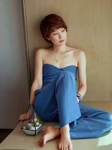 马伊琍蓝色的抹胸连体裤,依旧清爽帅气,甚至比少女还要美