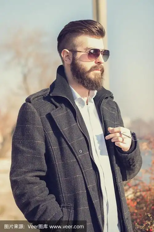留着时髦胡子,抽烟的男人