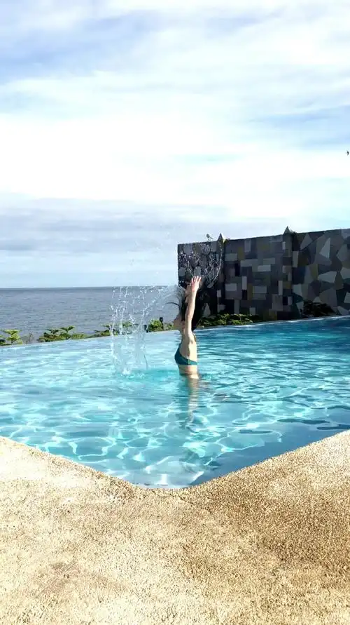 游泳池的一幕,美女这身材真是绝了,秒杀大部分女人