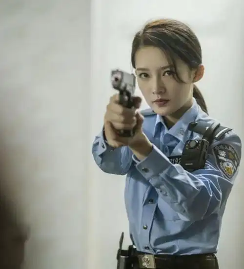 李沁"警服照"被疯传,一根皮带勒出漫画腰,简直a爆了!