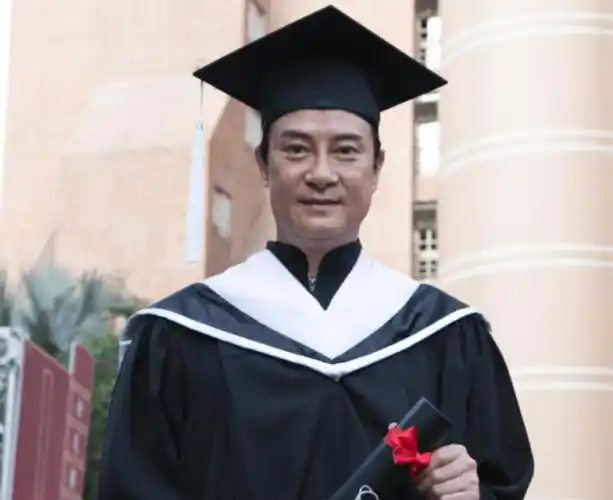 原创57岁刘锡明近况长居内地读硕士开店已结婚称妻子比周慧敏漂亮