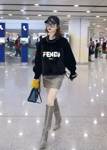 戚薇 机场街拍二