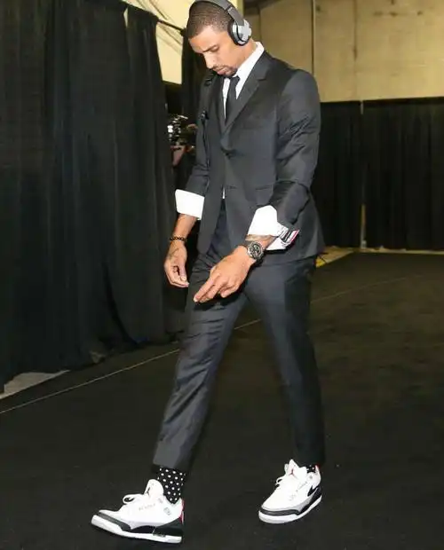 弎言两语|别学着球星们的场上上脚,看看他们场下都穿些啥?(二十五)