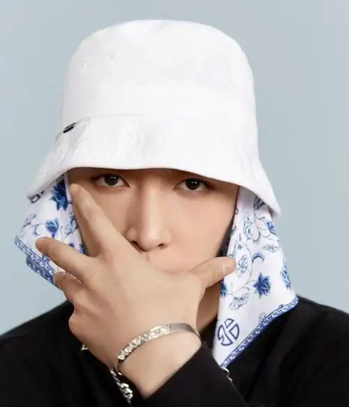 张艺兴携匡威联名20回归话说你会喜欢一个穿匡威的女孩吗