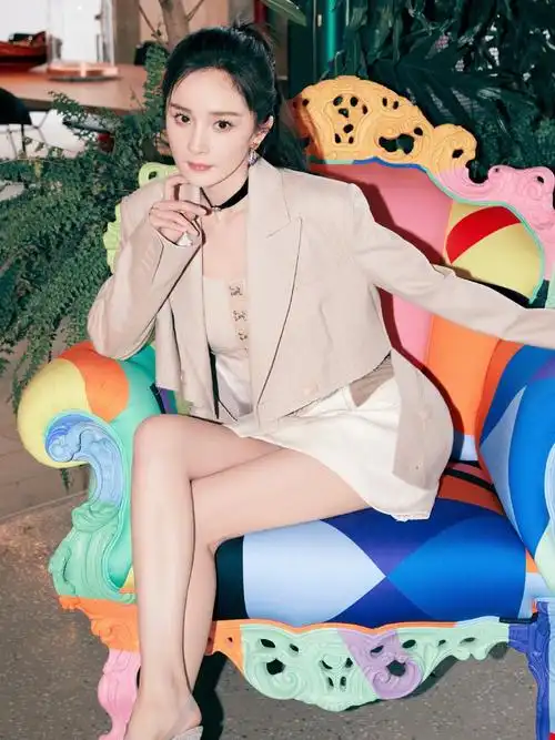 腿精本精!杨幂超短裙秀出一双漫画腿,白皙的婴儿肌肤质过于惹眼