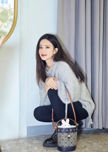 孟子义闪耀出街晒美图 造型休闲随性尽显利落气质