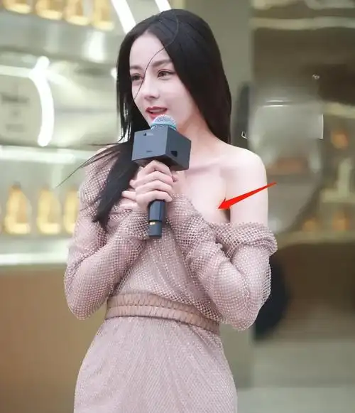 迪丽迪巴裸色_迪丽热巴迪丽热巴wenxi_明星肚子不舒服捂肚子新闻