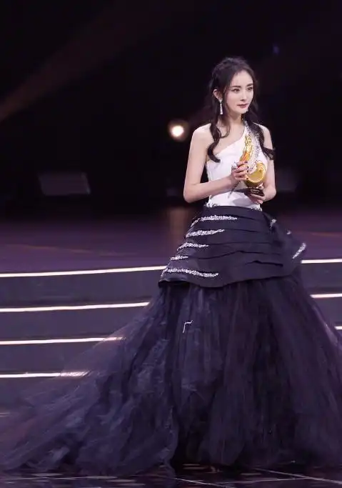 34岁杨幂颁奖礼服好减龄感觉又回到18岁少女这次是真的很嫩哦