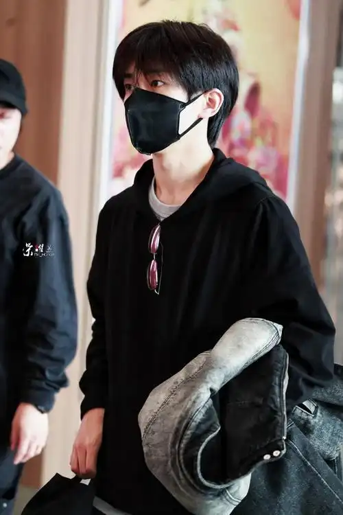 易烊千玺出发日内瓦墨镜造型苏感拉满老公是一种感觉