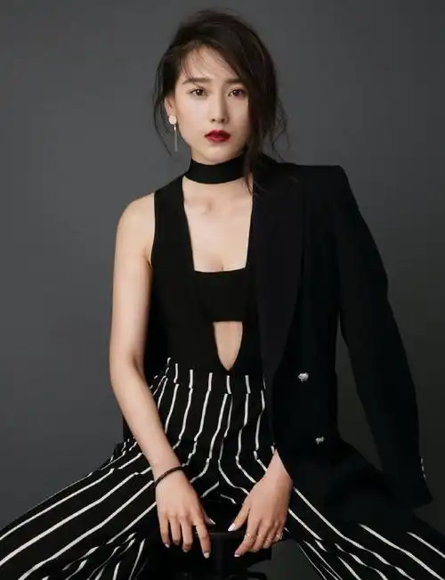 宁丹琳当年出演的"小雪"一直被人吐槽太成熟,少了些少女的可爱感.