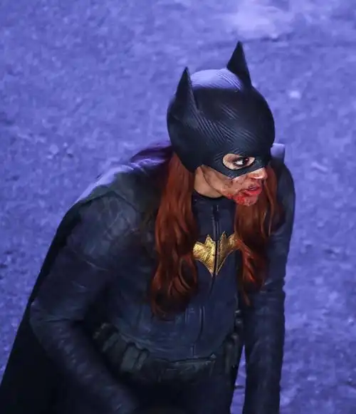 蝙蝠女曝光新片场照主角身披战衣嘴角竟有血迹