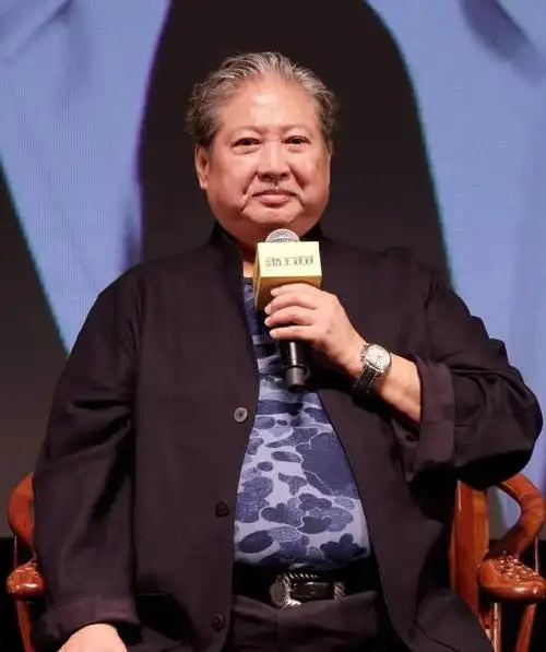 67岁洪金宝坐轮椅出街,儿媳透露:抱孙子的力气都没有