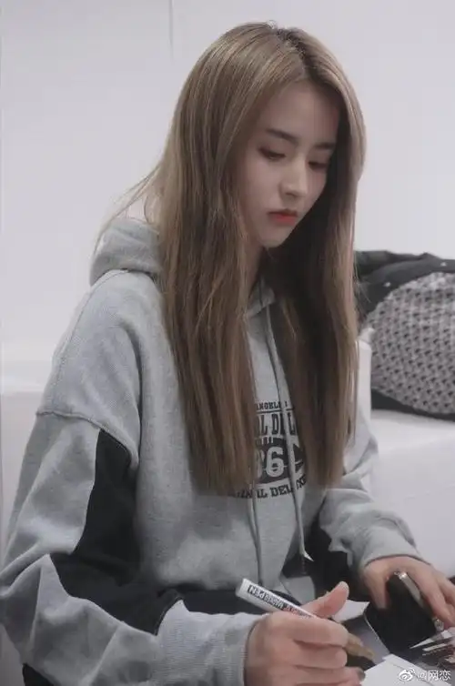 金子涵停机坪氛围感大片#姐姐好美哦,裙子非常漂亮,颜值太高了,花瓣