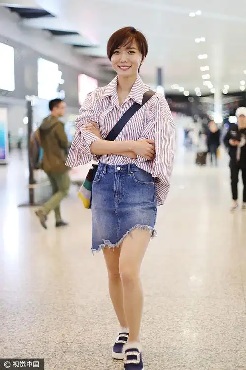 王珞丹开叉袖衬衣搭不规则牛仔裙roger vivier拖鞋元气满满