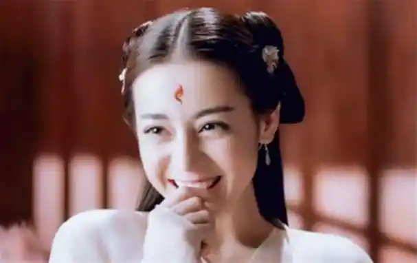 迪丽热巴代言雪碧广告,当镜头拉近她的身材,网友:借钱也要买!